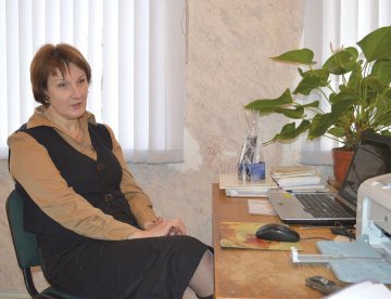 Ingrīda Liepa savā darba kabinetā. Uz Kolku atnāca pēc Medicīnas institūta beigšanas pirms 20 gadiem, daudzas mēbeles te vēl no tiem laikiem