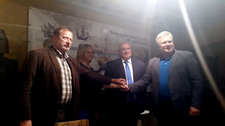 No kreisās: Dundagas novada domes priekšsēdētājs Aldis Felts, Ventspils Muzeja direktora pienākumu izpildītāja Solvita Ūdre, Ventspils novada domes priekšsēdētājs Aivars Mucenieks un Ventspils pilsētas Domes izpilddirektors Aldis Ābele.