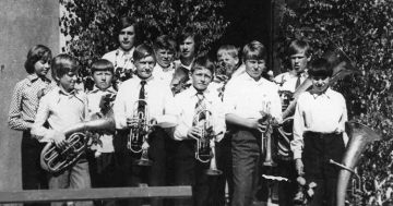 Kolkas pūtēju orķestra pirmais sastāvs kopā ar diriģentu 1975. gadā