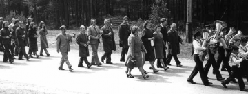 Aiz orķestra ciema vadība, viesi no Rīgas, tai skaitā, Gunārs Ordelovskis (1980. gads)